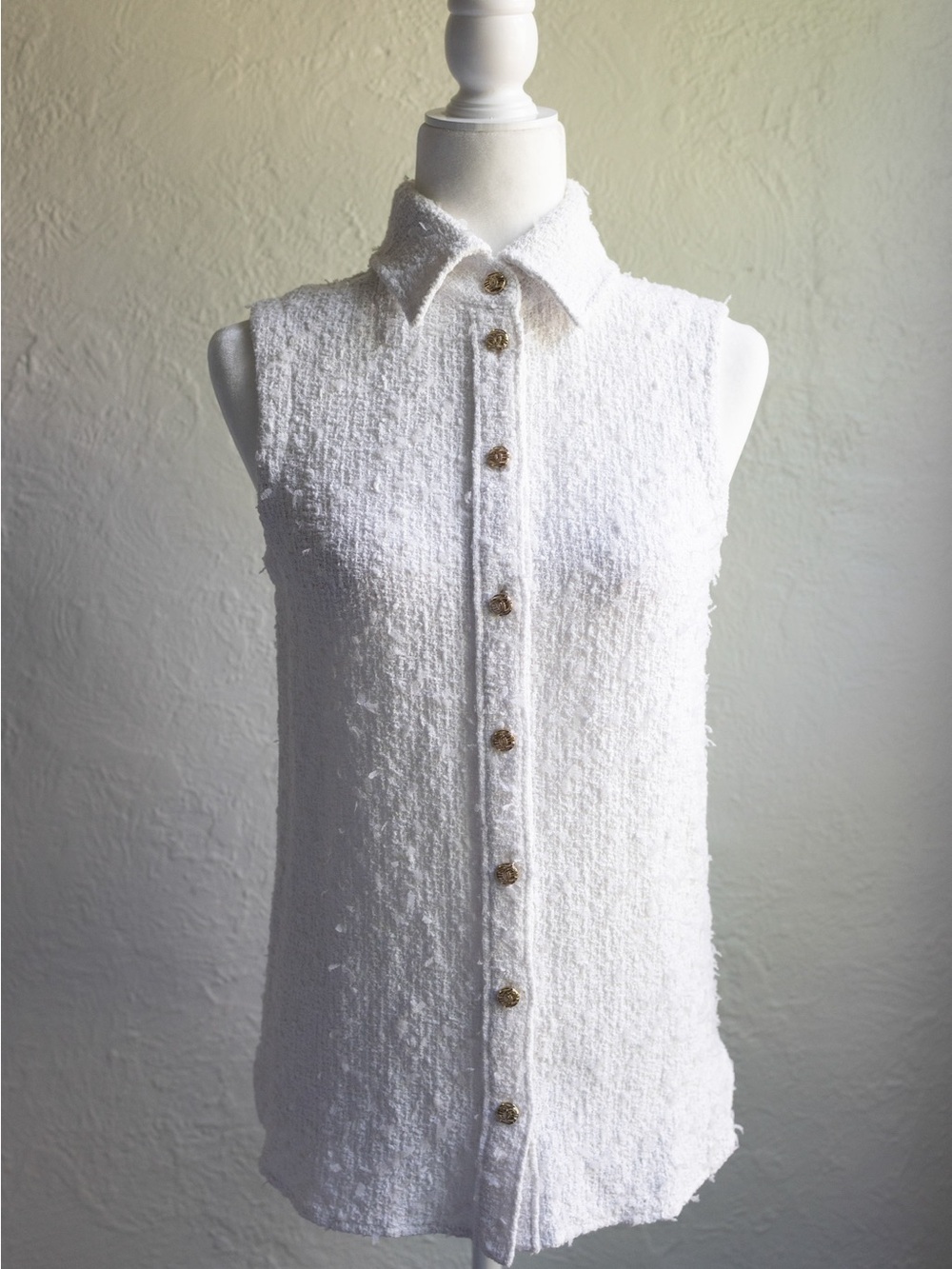 Textured Sleeveless Button-Up Top in White size 34. P18 L25.5 cotton/poly